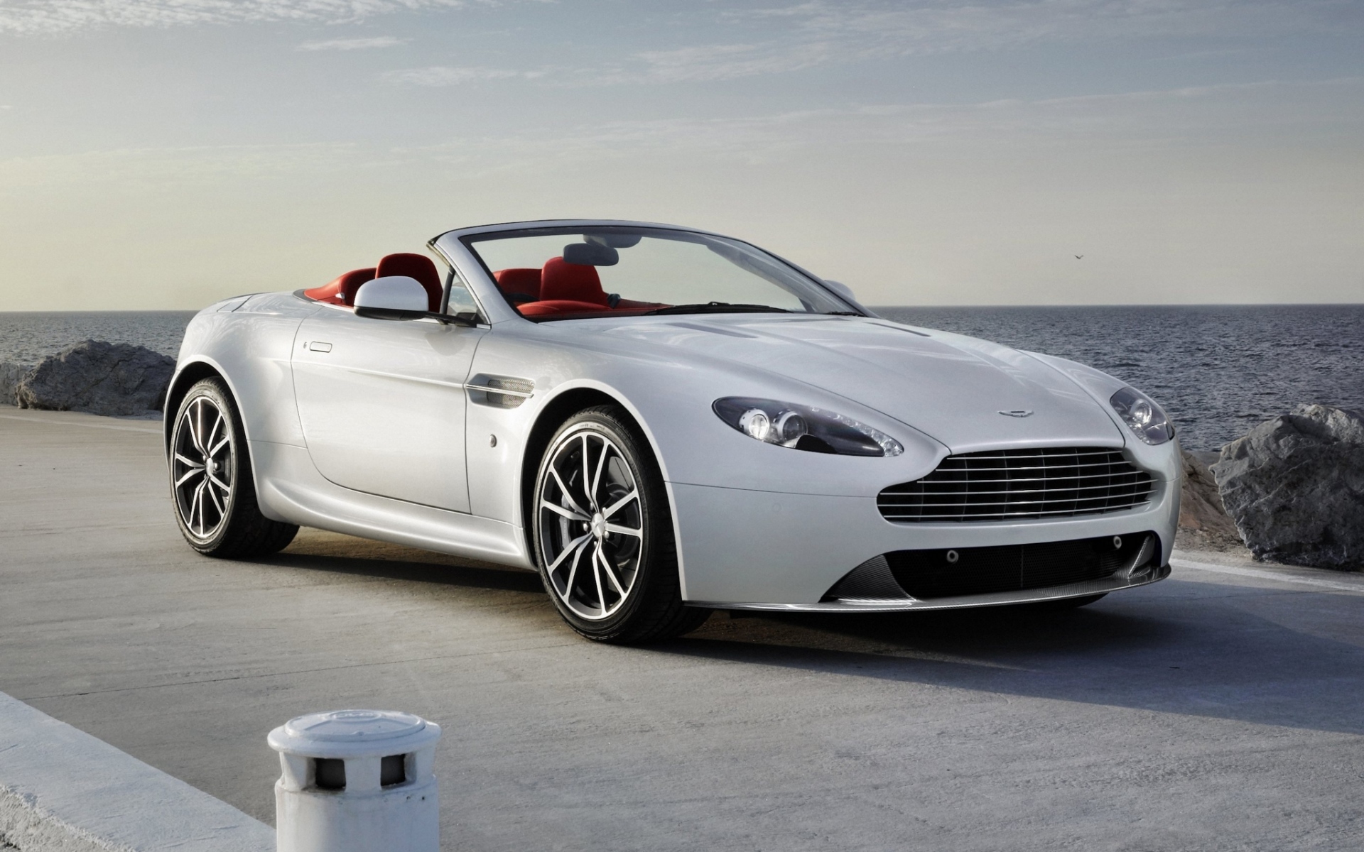 Картинки Aston martin, v8, vantage, 2012, белый, вид спереди, стиль, море фото и обои на рабочий стол