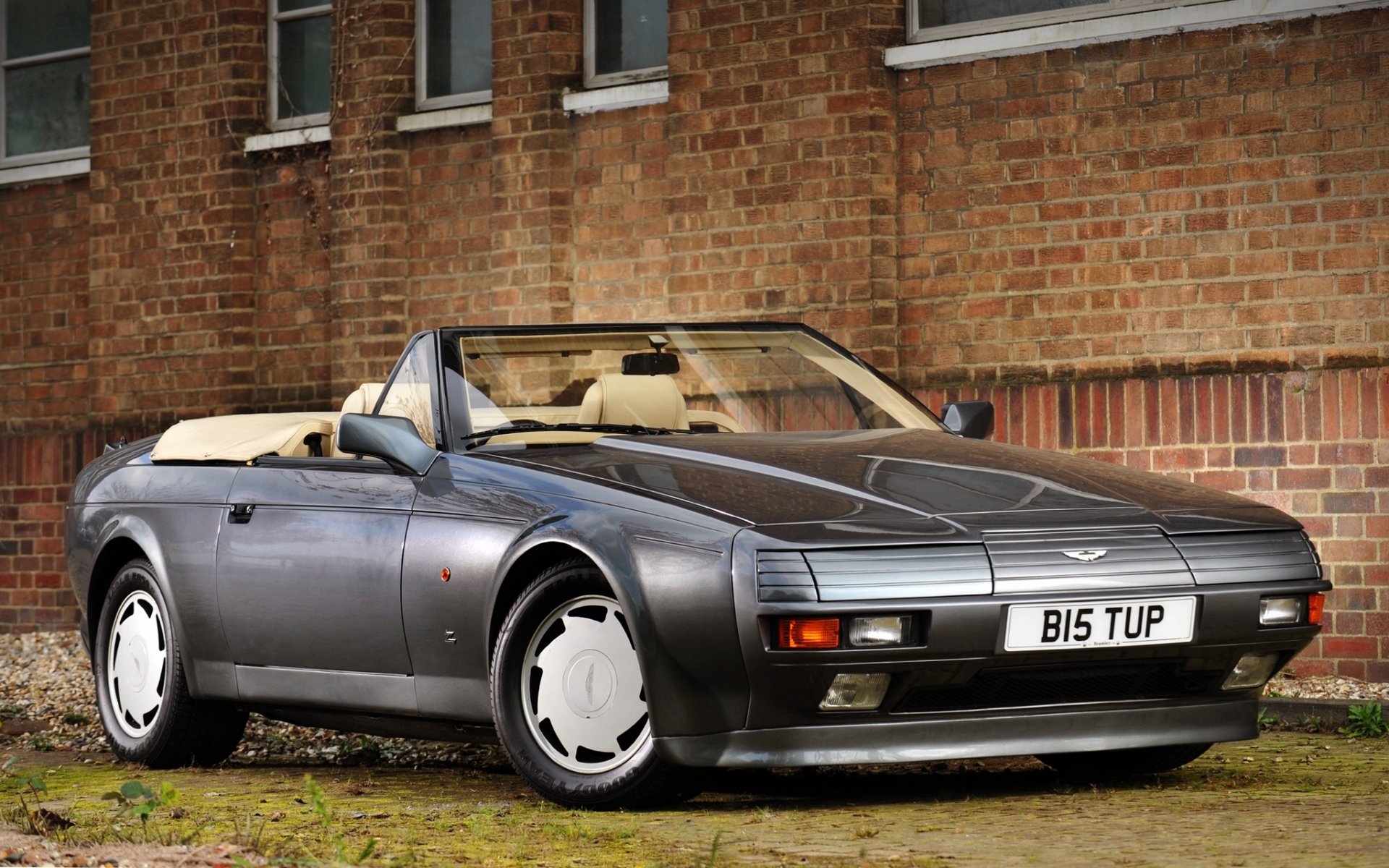 Картинки Aston martin, v8, volante, 1988, серый, вид сбоку, стиль, здание фото и обои на рабочий стол