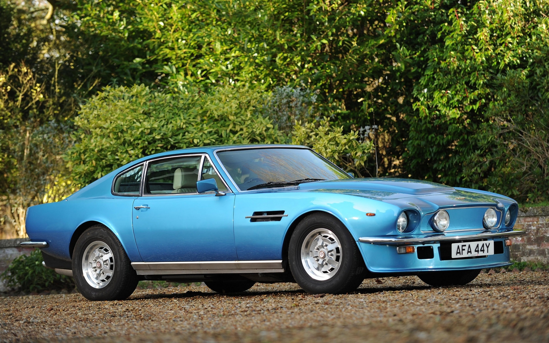 Картинки Aston martin, v8, vantage, 1977, синий, вид сбоку, автомобили, деревья фото и обои на рабочий стол