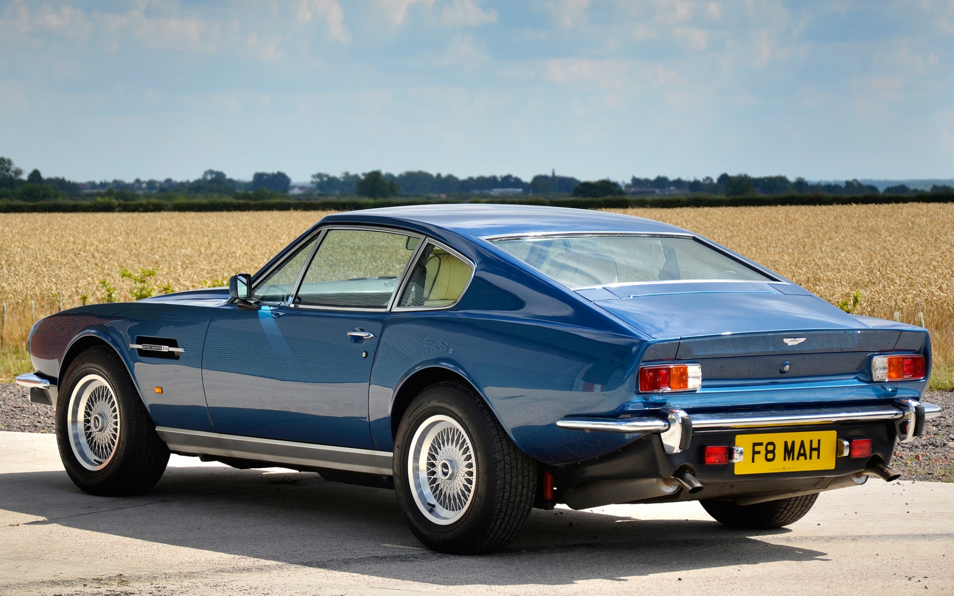 Картинки Aston martin, v8, салон, 1972, синий, вид сзади, автомобиль, природа фото и обои на рабочий стол