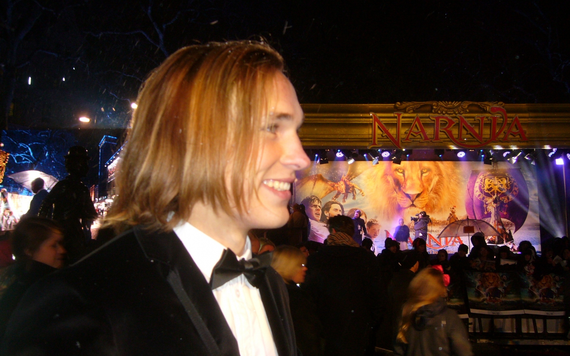 Картинки William moseley, парень, длинные волосы, улыбка фото и обои на рабочий стол