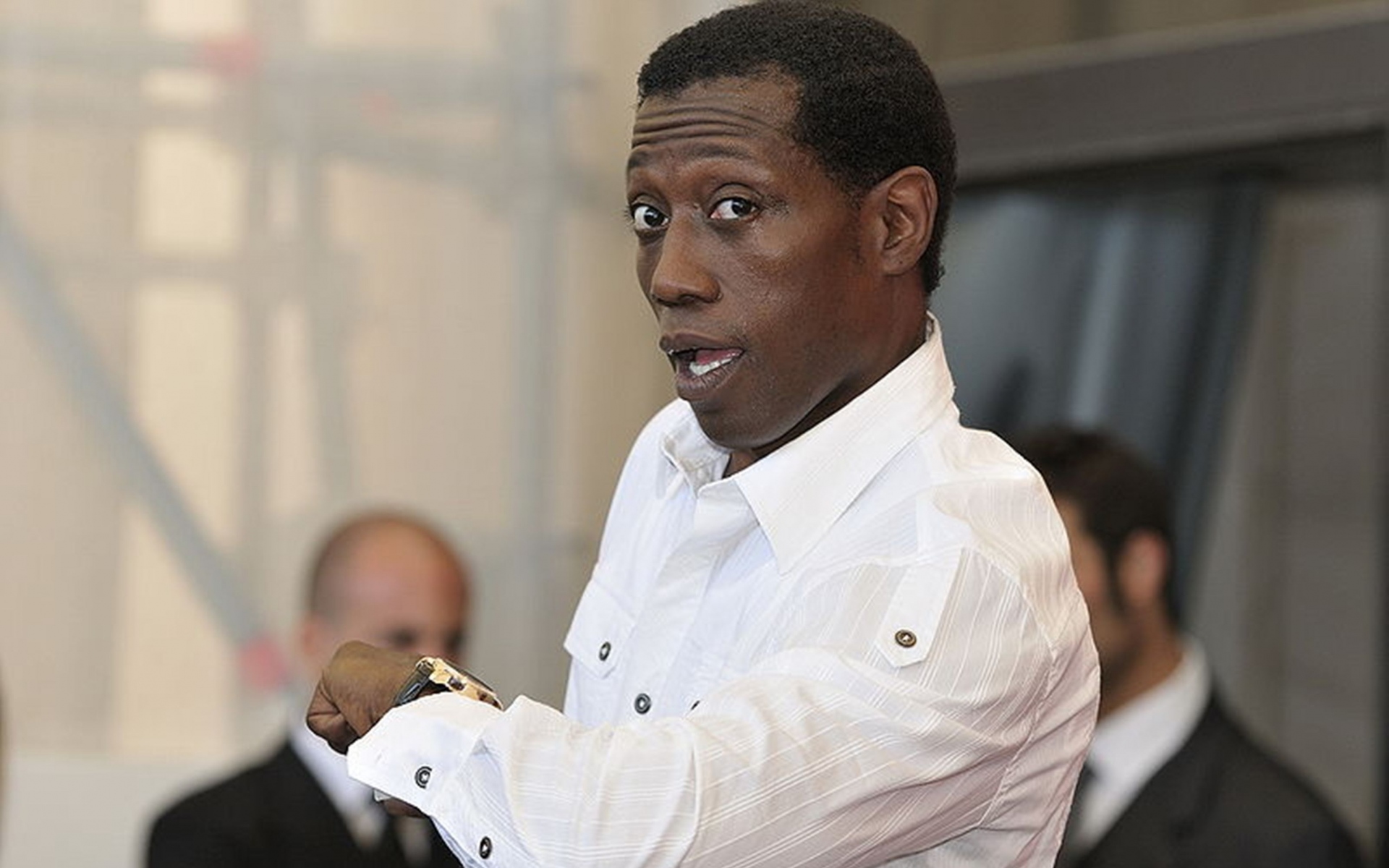 Картинки Wesley snipes, знаменитость, черный, рубашка, эмоции фото и обои на рабочий стол