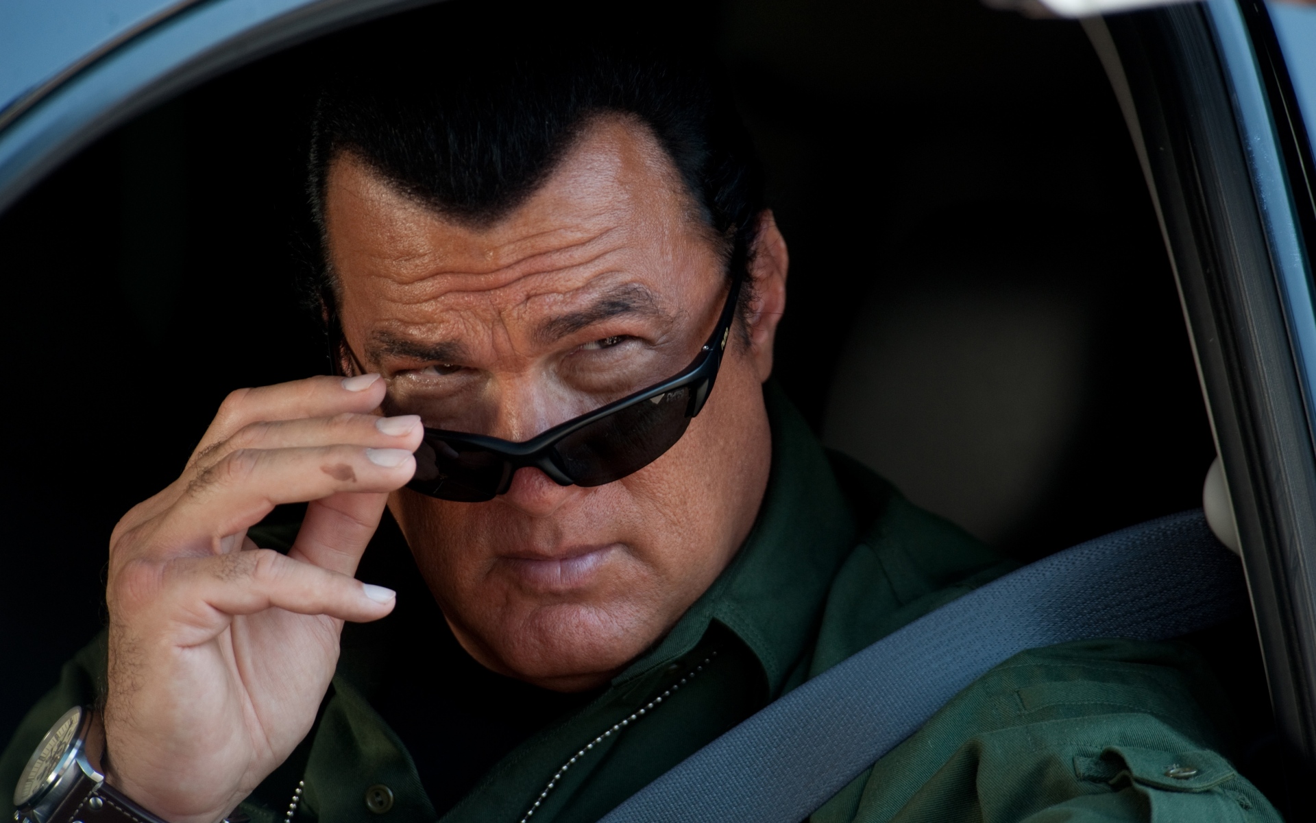 Картинки Steven seagal, брюнетка, очки, автомобиль, лицо фото и обои на рабочий стол