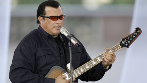 Steven seagal, брюнетка, очки, гитара, микрофон, музыка
