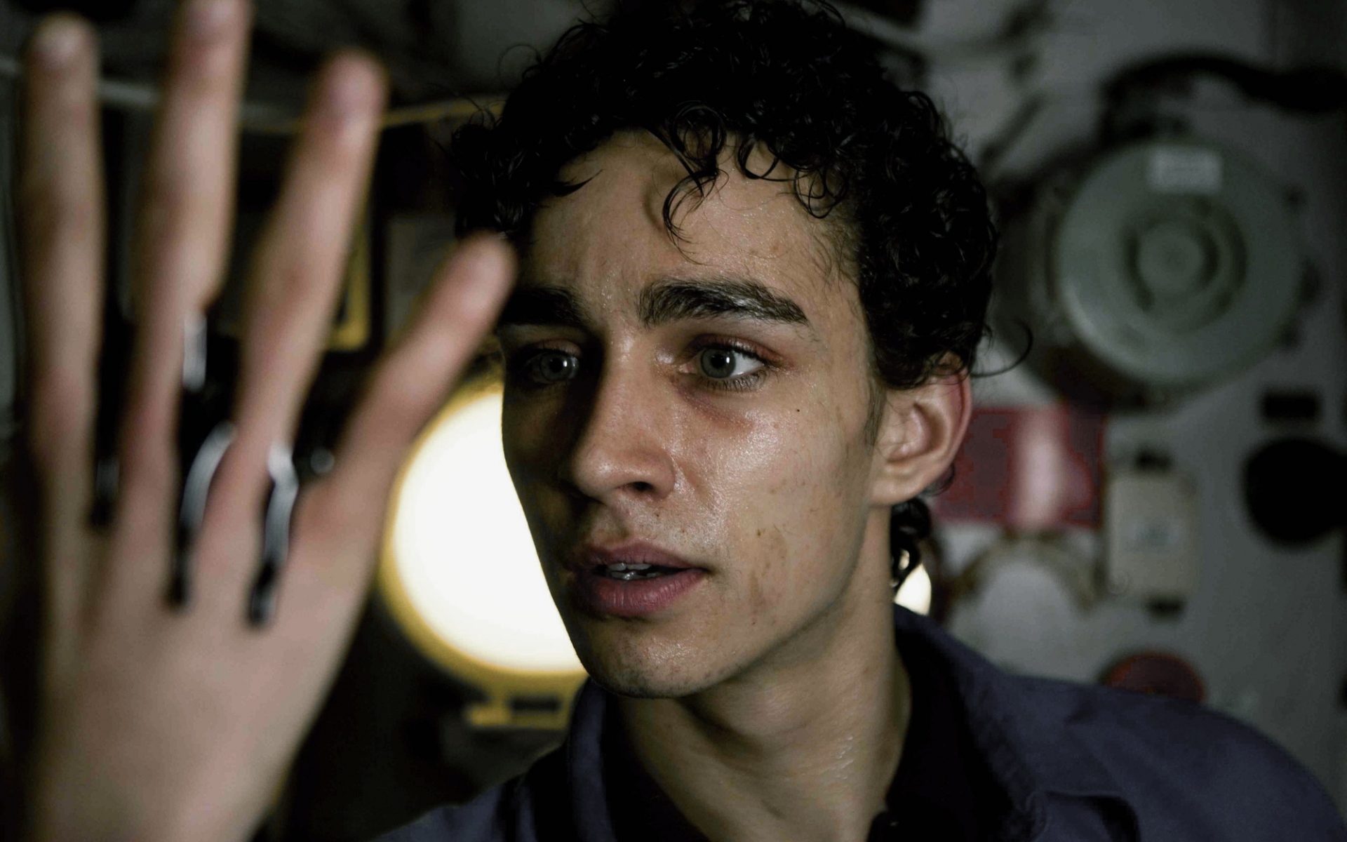 Картинки Robert sheehan, мальчик, брюнетка, рука, удивление фото и обои на рабочий стол