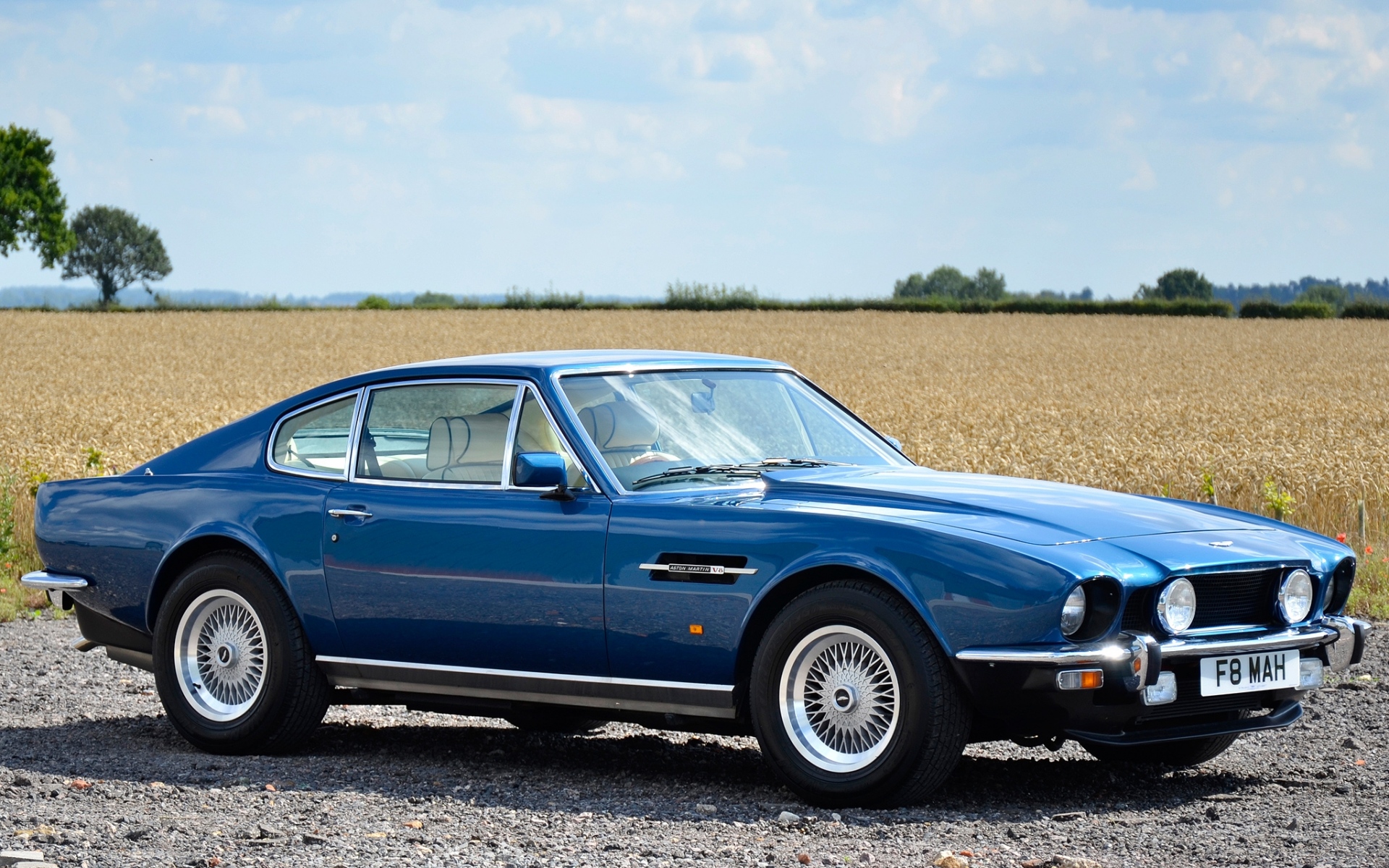Картинки Aston martin, v8, салон, 1972, синий, вид сбоку, автомобили, небо фото и обои на рабочий стол