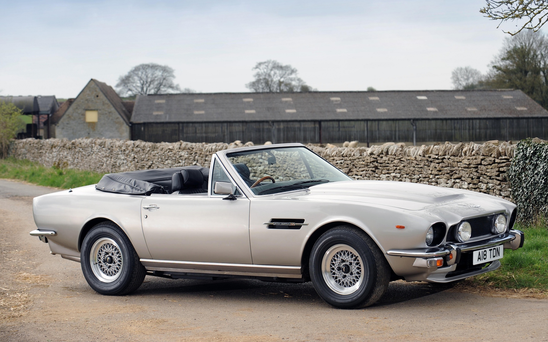 Картинки Aston martin, v8, volante, 1977, белый, вид сбоку, автомобиль, асфальт фото и обои на рабочий стол
