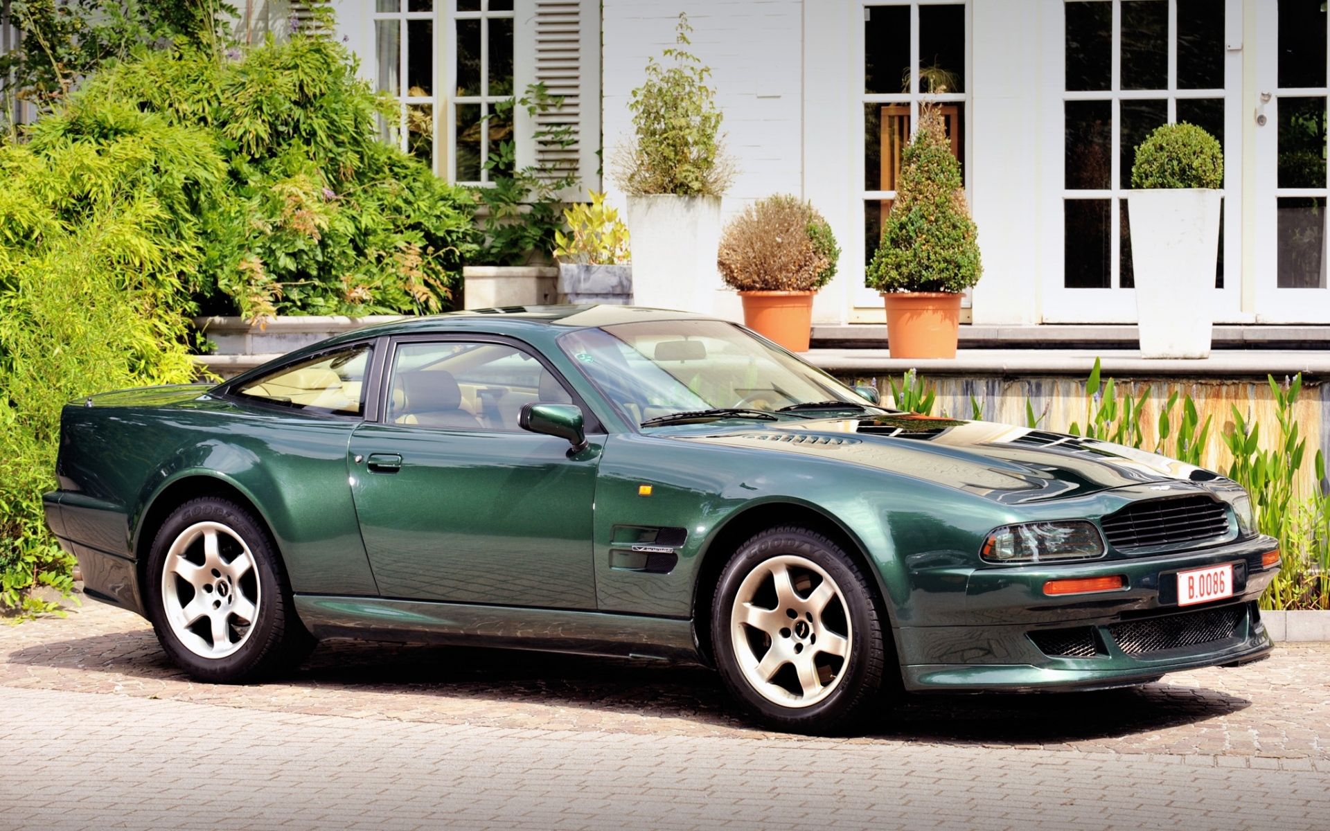 Картинки Aston martin, v8, vantage, 1993, зеленый, вид сбоку, стиль, дом фото и обои на рабочий стол
