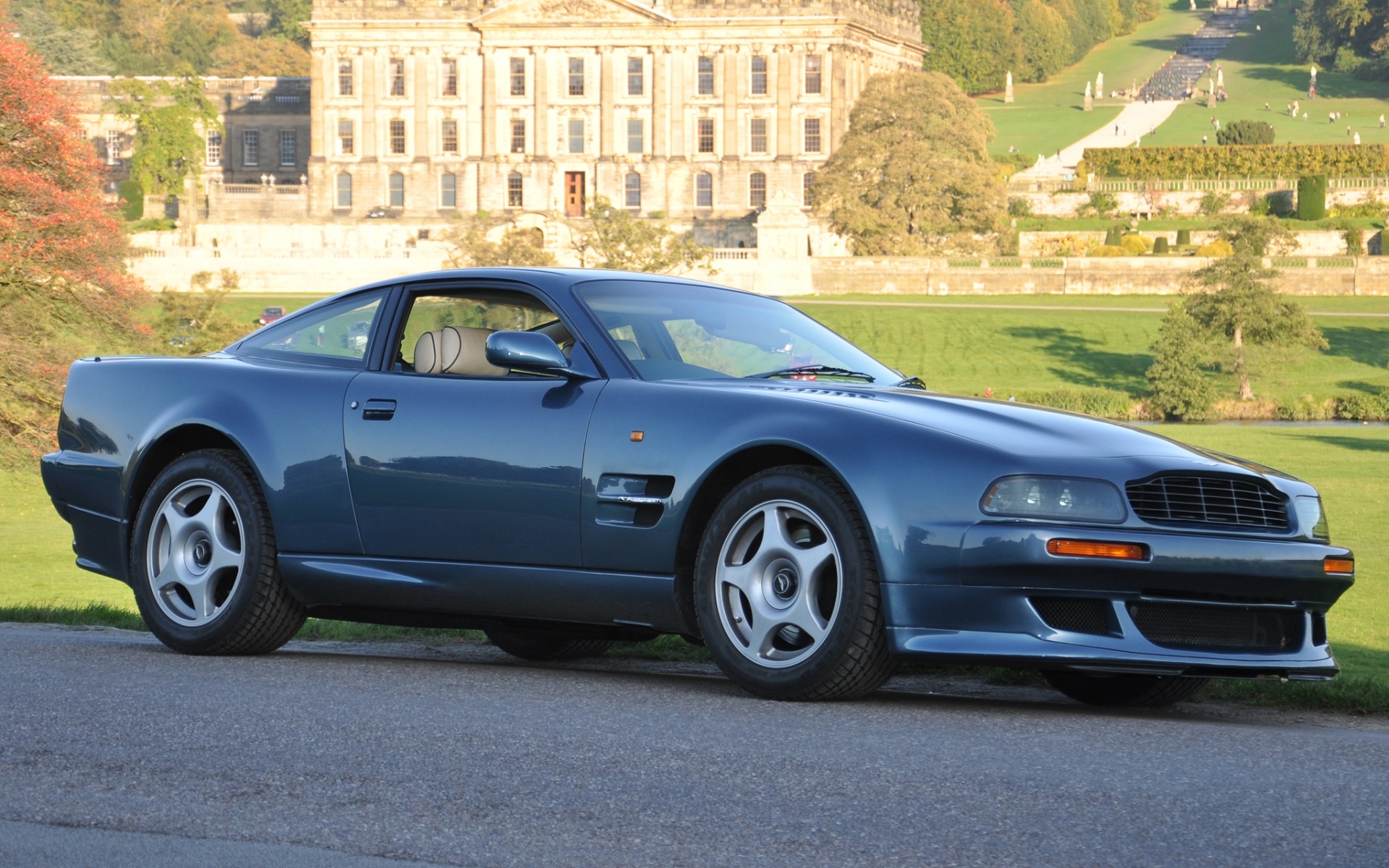 Картинки Aston martin, v8, vantage, 1998, синий, вид сбоку, автомобили, природа, деревья фото и обои на рабочий стол
