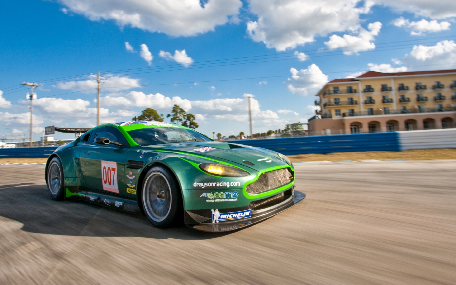 Картинки Aston martin, v8, vantage, 2009, зеленый, вид сбоку, спорт, скорость фото и обои на рабочий стол
