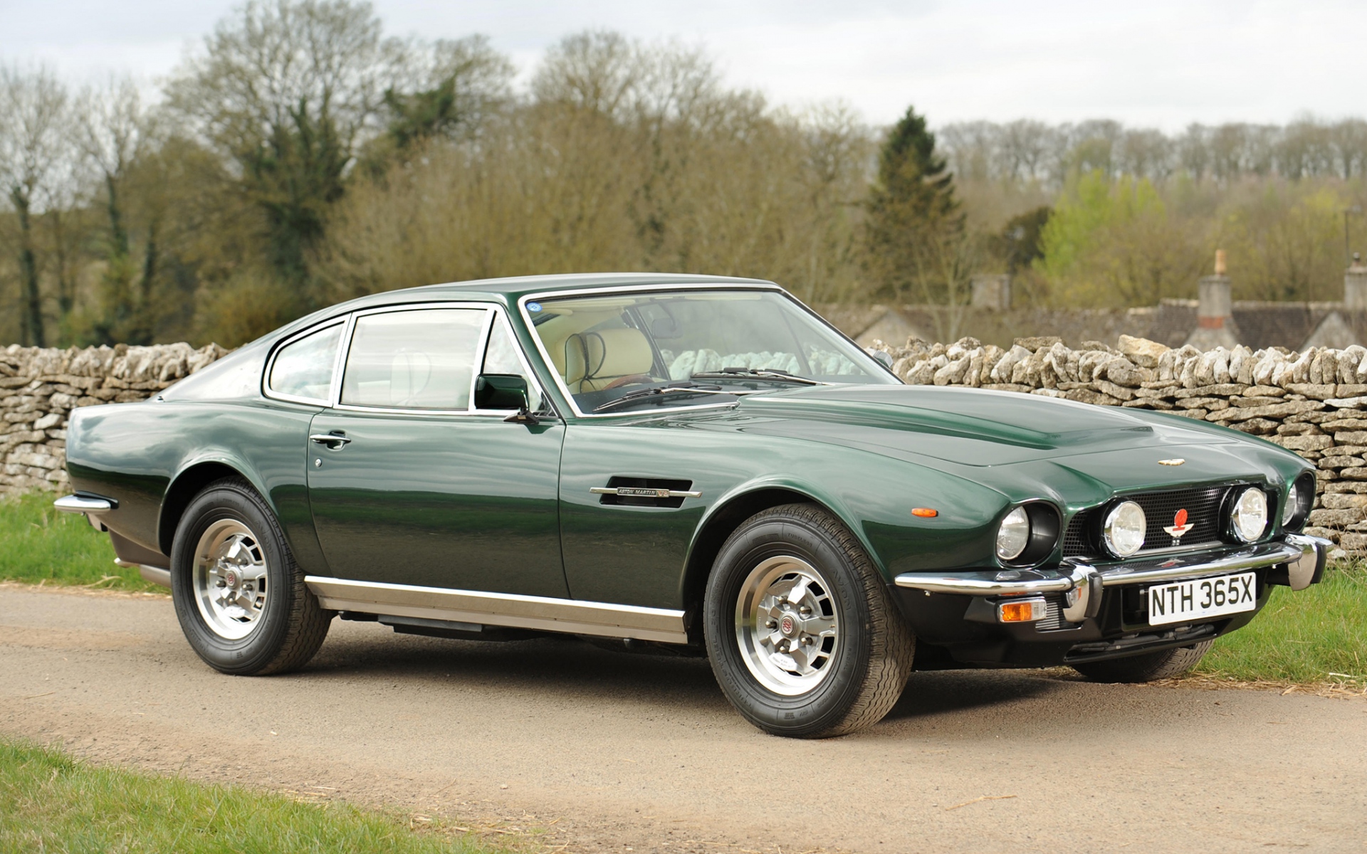 Картинки Aston martin, v8, салон, 1972, реен, вид сбоку, автомобиль, асфальт фото и обои на рабочий стол