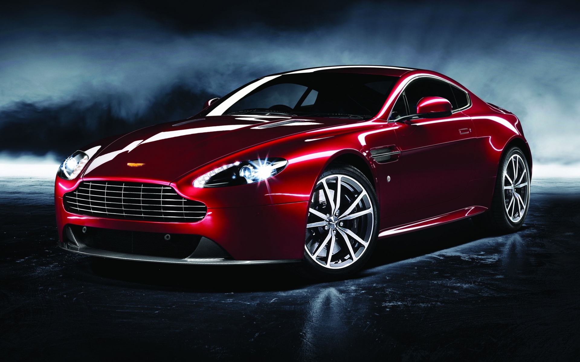 Картинки Aston martin, v8, vantage, 2012, красный, вид сбоку, стиль, отражение фото и обои на рабочий стол