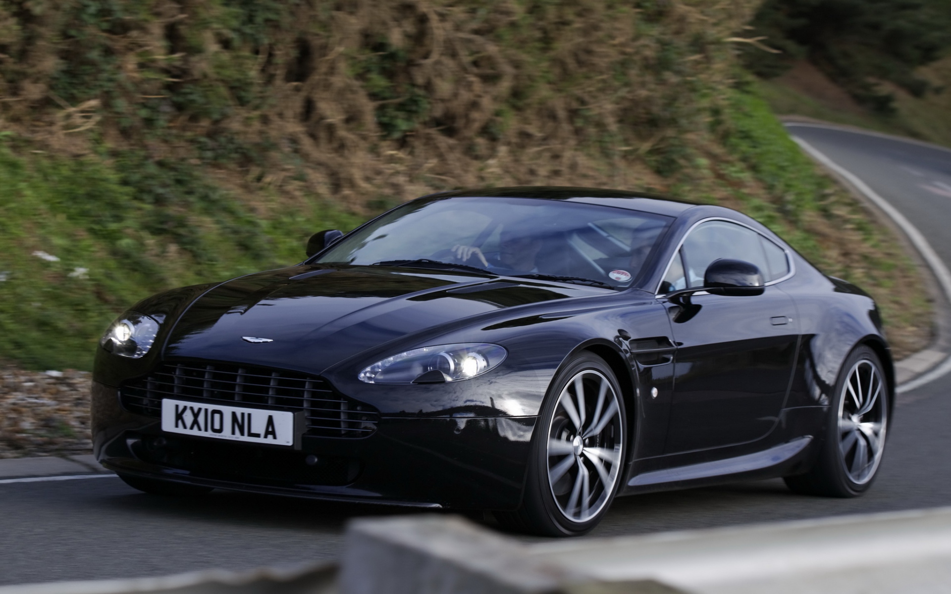 Картинки Aston martin, v8, vantage, 2010, черный, вид сбоку, стиль, природа фото и обои на рабочий стол
