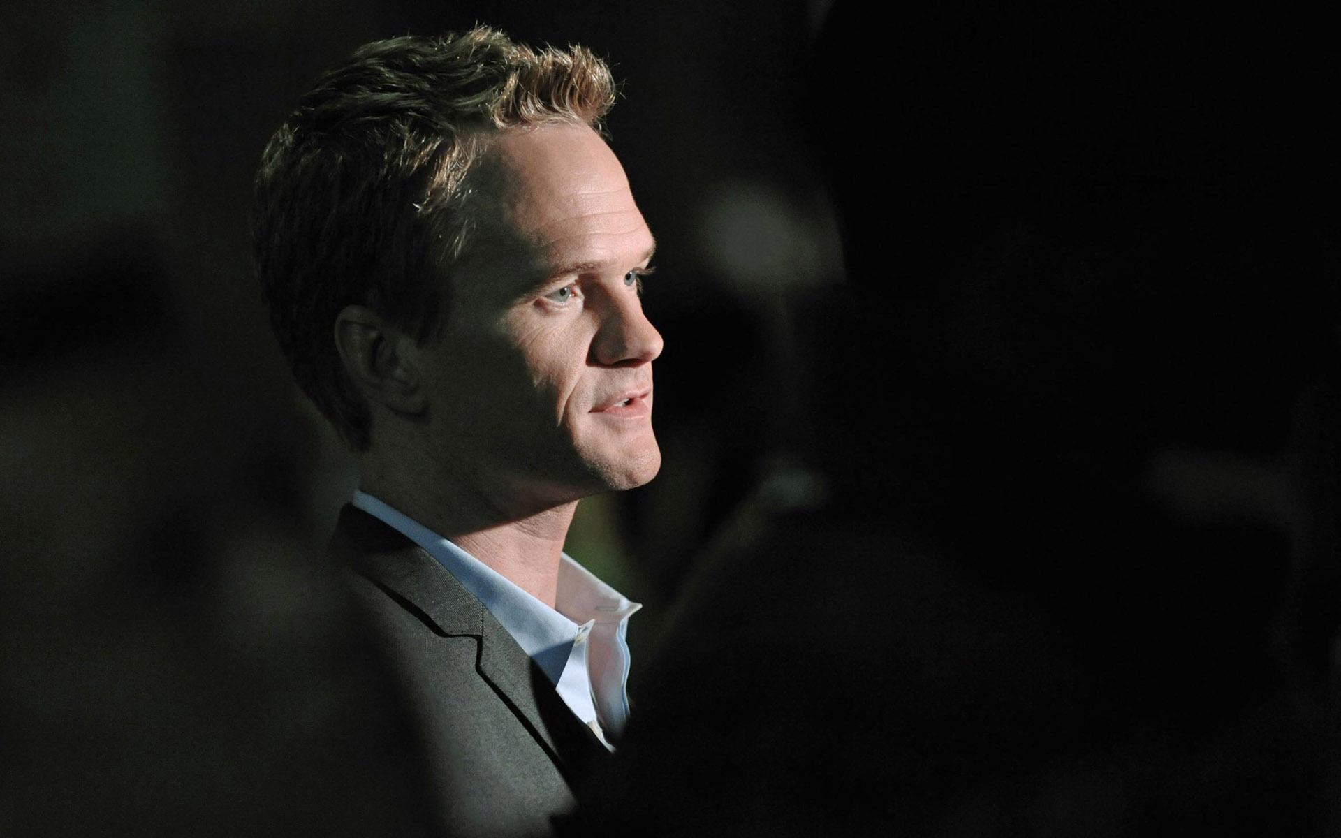 Картинки Neil patrick harris, блондинка, тень, пальто, взгляд фото и обои на рабочий стол