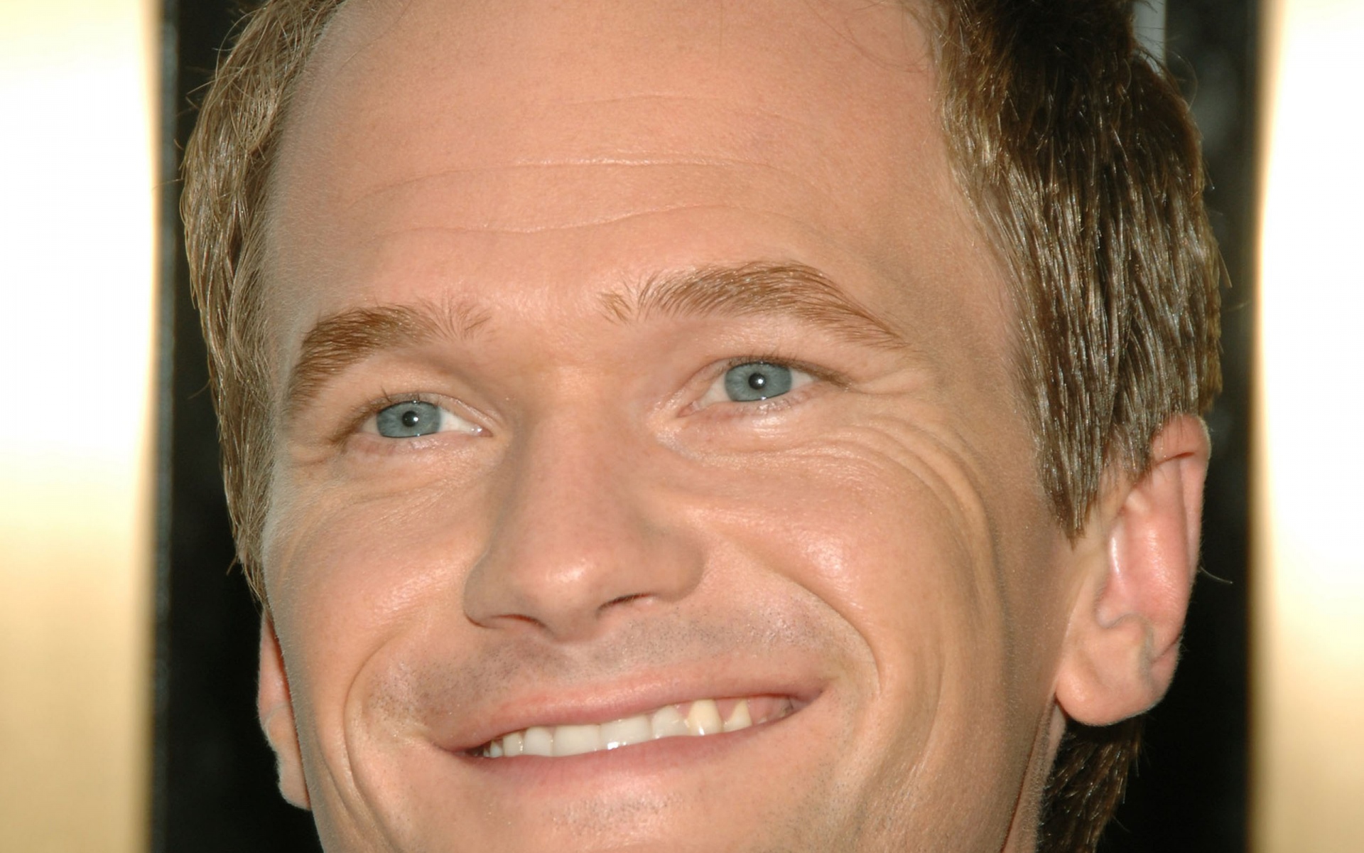 Картинки Neil patrick harris, блондин, голубоглазый, взгляд, улыбка фото и обои на рабочий стол