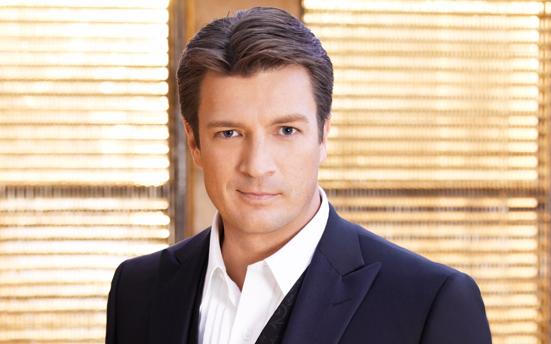 Картинки Nathan fillion, брюнетка, пальто, глаза фото и обои на рабочий стол