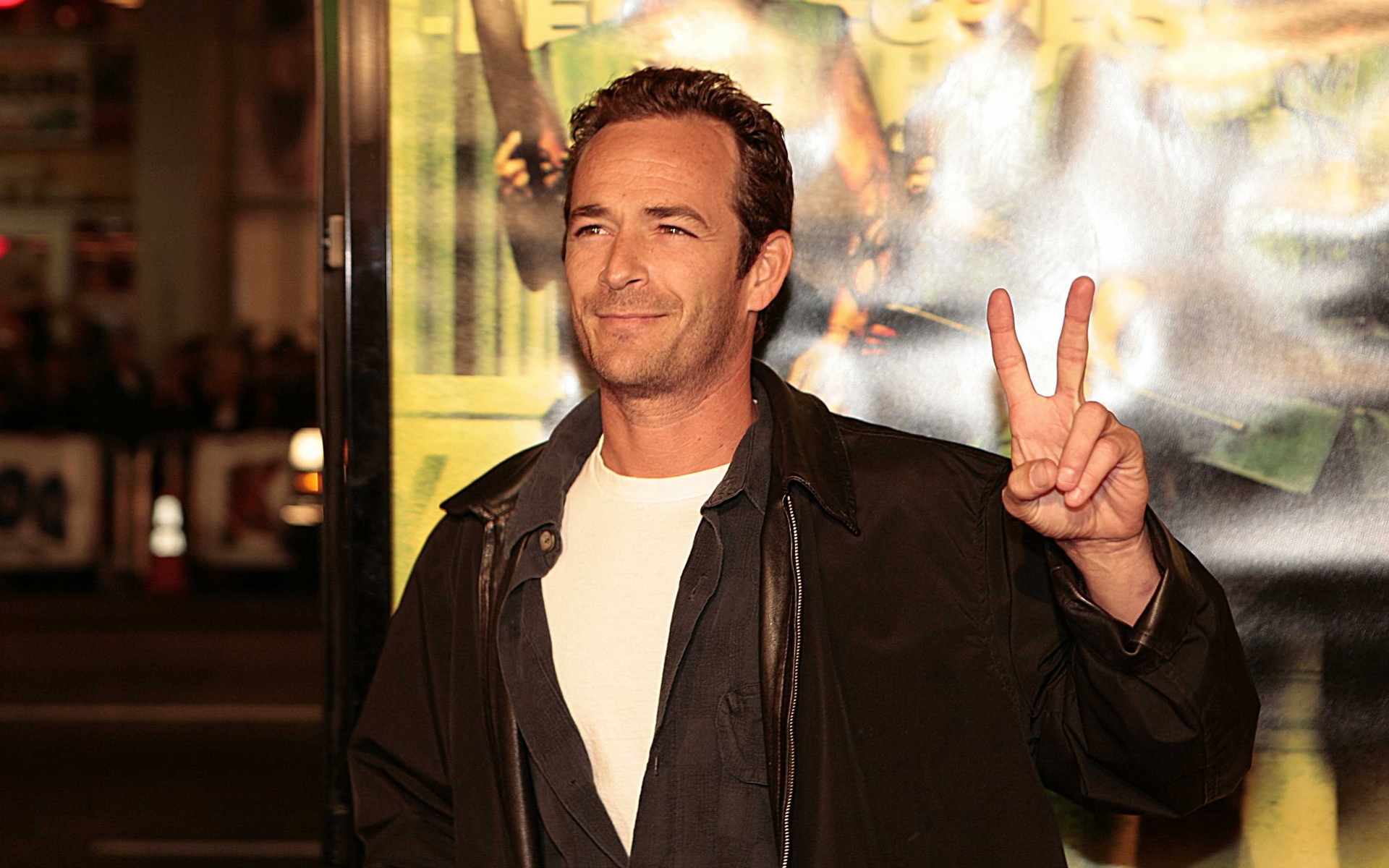 Картинки Luke perry, брюнетка, знаменитость, актер, жест, фестиваль фото и обои на рабочий стол
