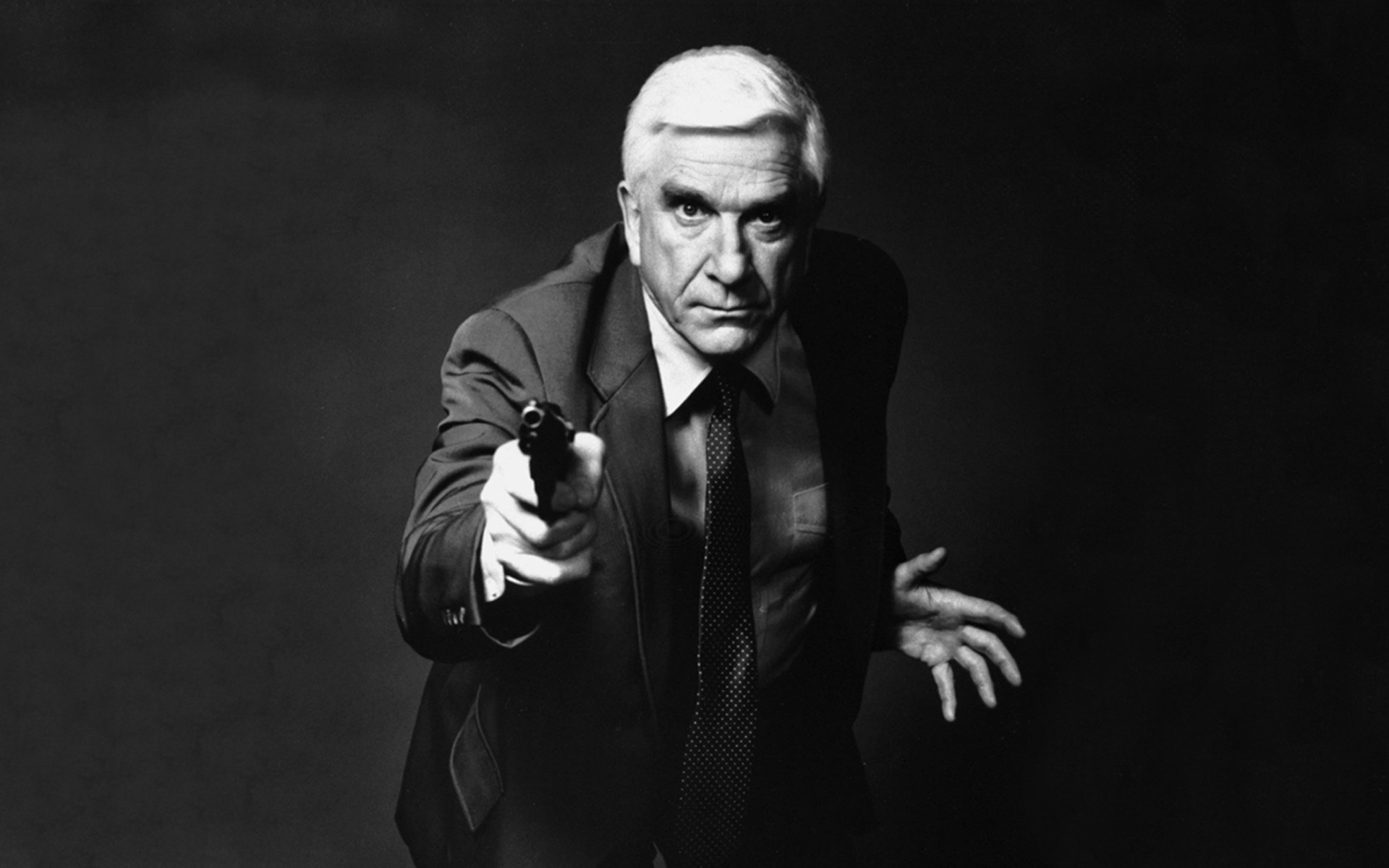 Картинки Leslie nielsen, актер, галстук, оружие, комик, человек, оружие фото и обои на рабочий стол