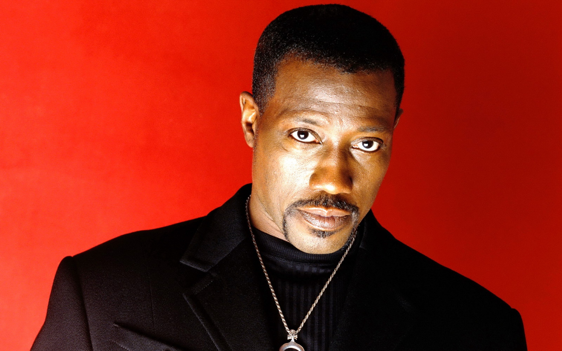 Картинки Wesley snipes, лицо, глаза, коричневые глаза, куртка, подвеска фото и обои на рабочий стол