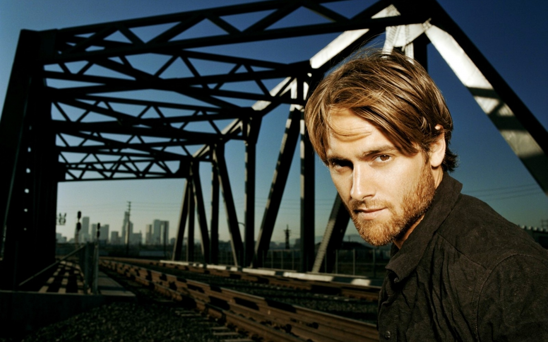 Картинки Stuart townsend, длинные волосы, взгляд, железная дорога, улыбка фото и обои на рабочий стол