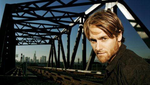 Stuart townsend, длинные волосы, взгляд, железная дорога, улыбка