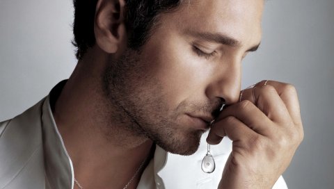 Raoul bova, брюнетка, лицо, волосы, руки, кулон, жест
