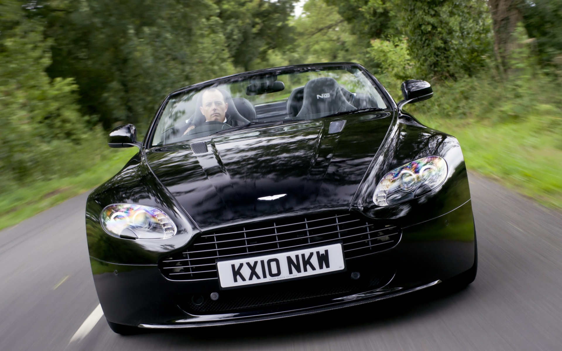 Картинки Aston martin, v8, vantage, 2010, черный, вид спереди, стиль, природа фото и обои на рабочий стол