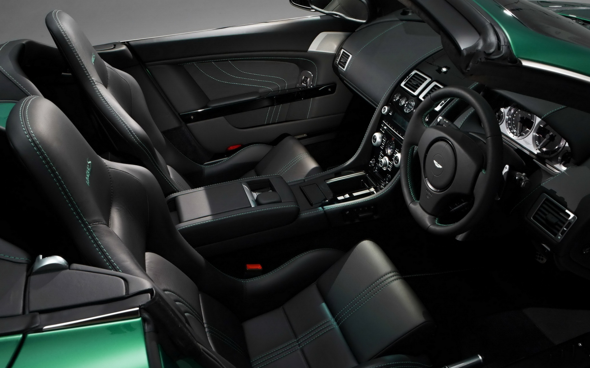 Картинки Aston martin, v8, vantage, 2011, черный, салон, салон, руль, спидометр фото и обои на рабочий стол