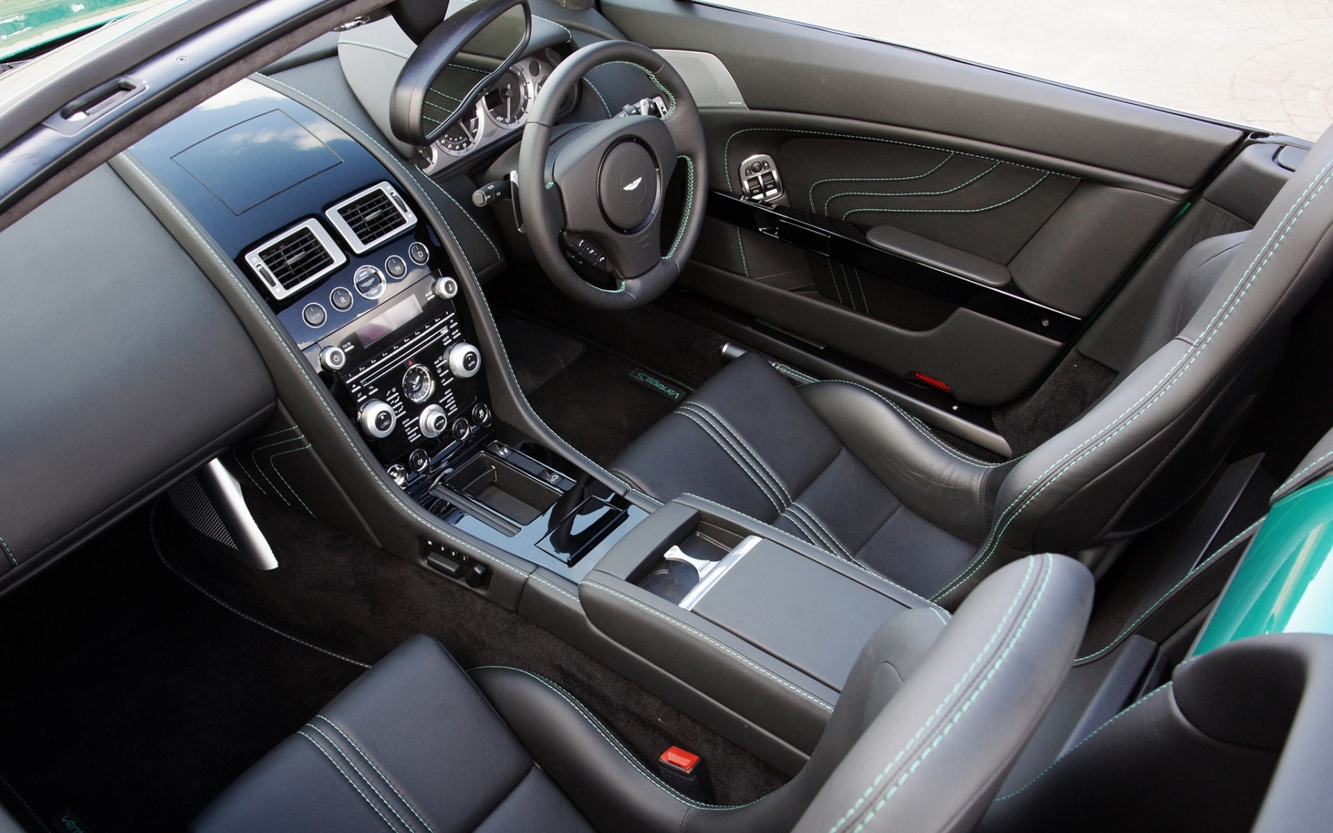 Картинки Aston martin, v8, vantage, 2011, черный, салон, салон, руль фото и обои на рабочий стол