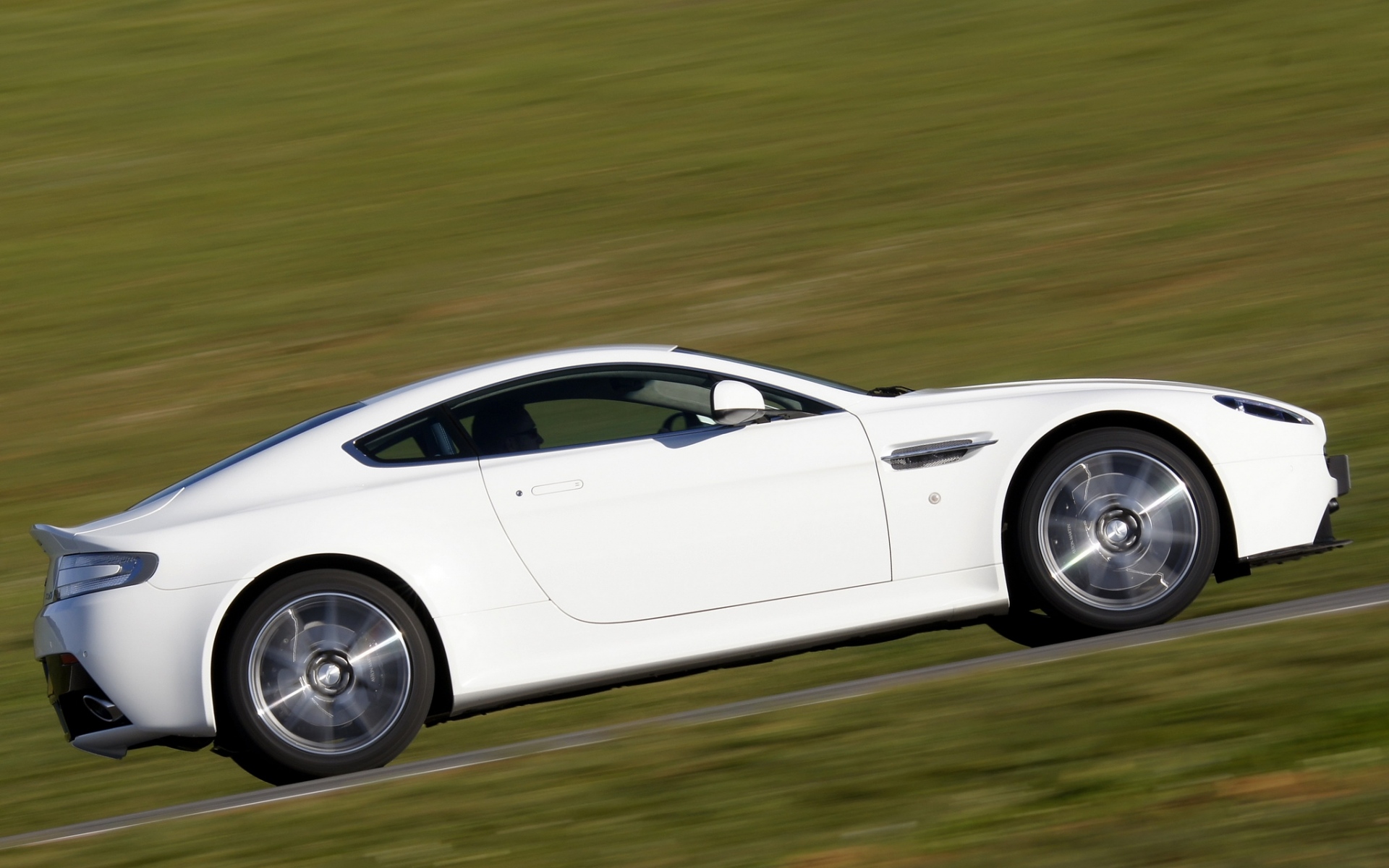 Картинки Aston martin, v8, vantage, 2011, белый, вид сбоку, скорость, трава фото и обои на рабочий стол