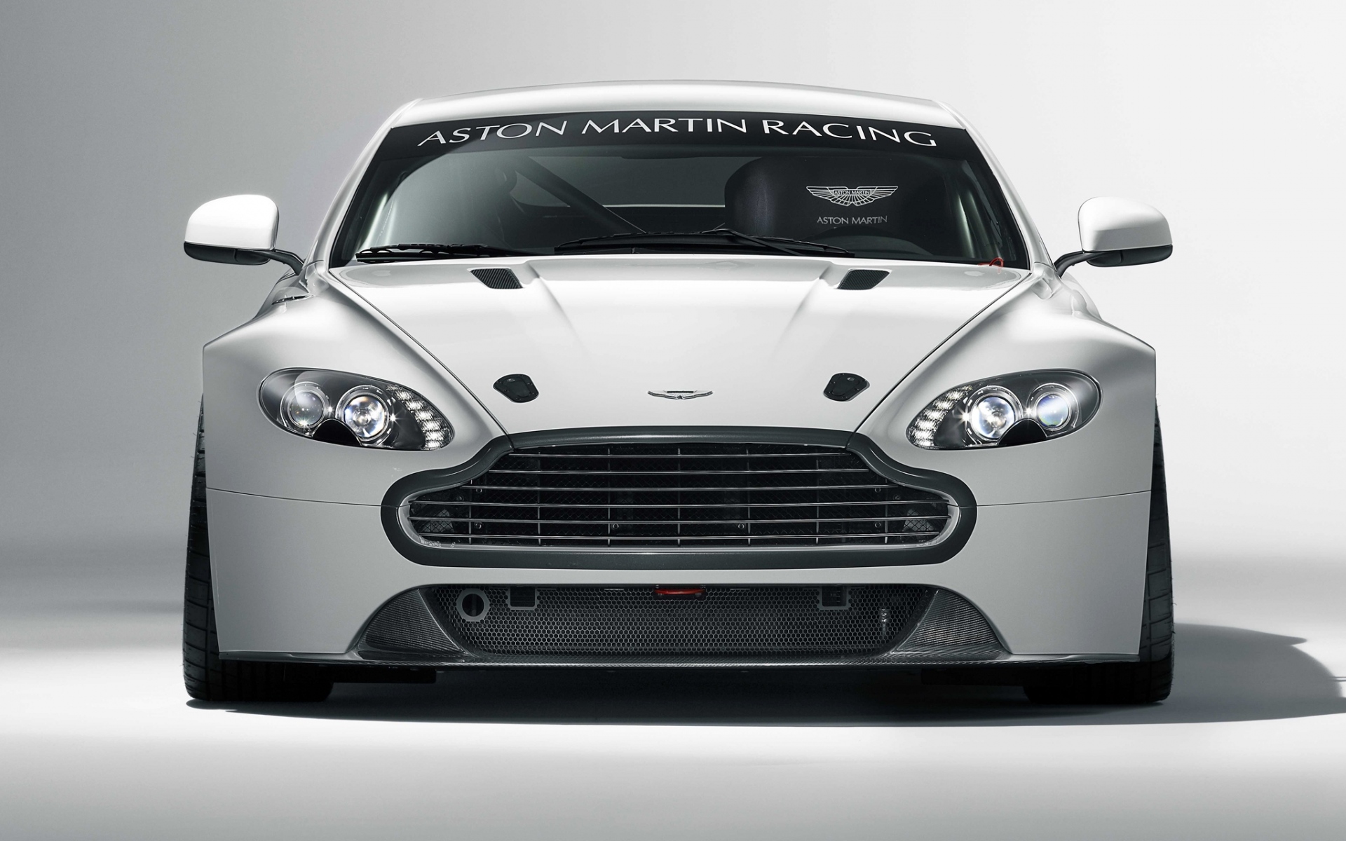 Картинки Aston martin, v8, vantage, 2010, белый, вид спереди, стиль, авто фото и обои на рабочий стол