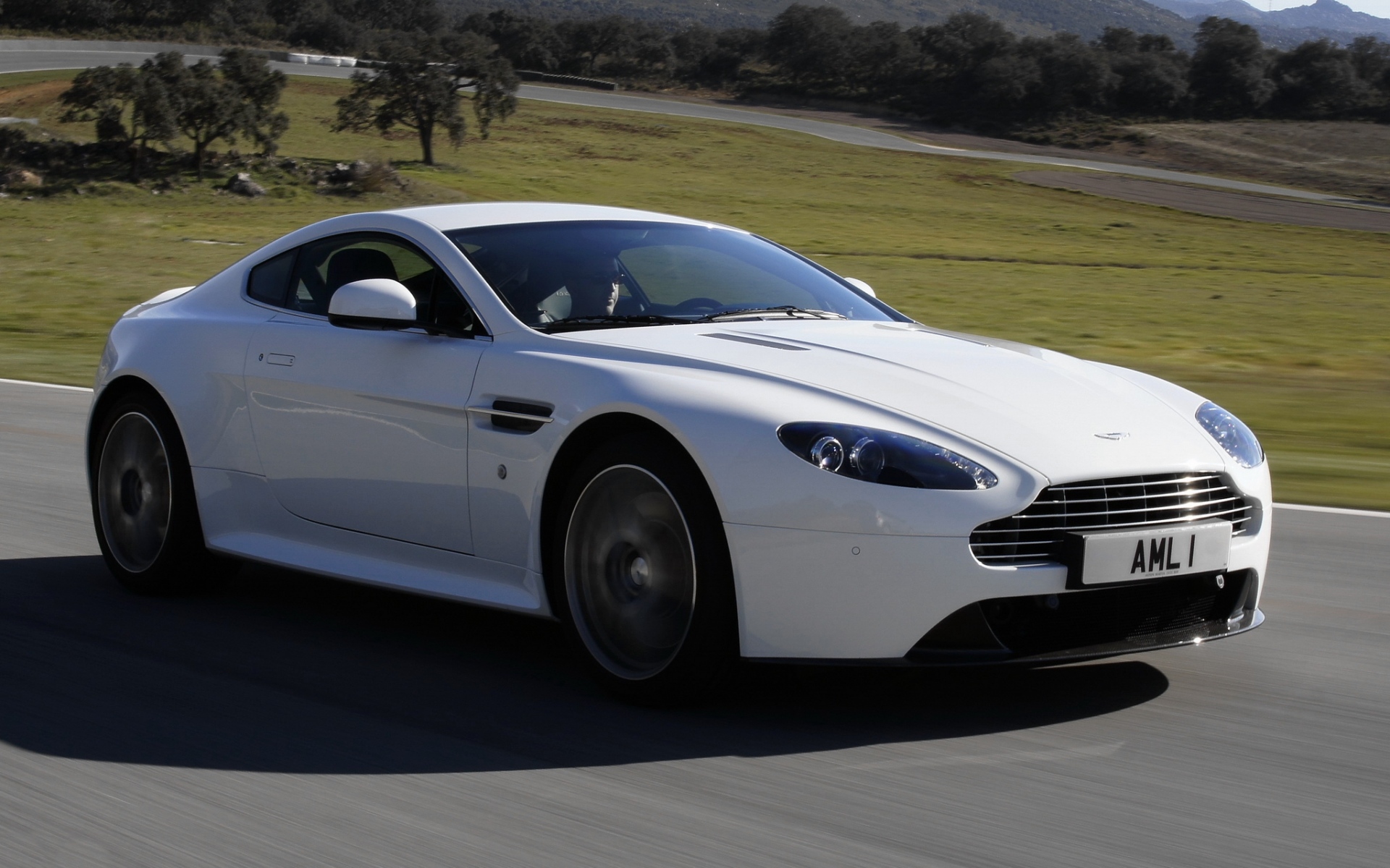Картинки Aston martin, v8, vantage, 2011, белый, вид сбоку, скорость, гора фото и обои на рабочий стол