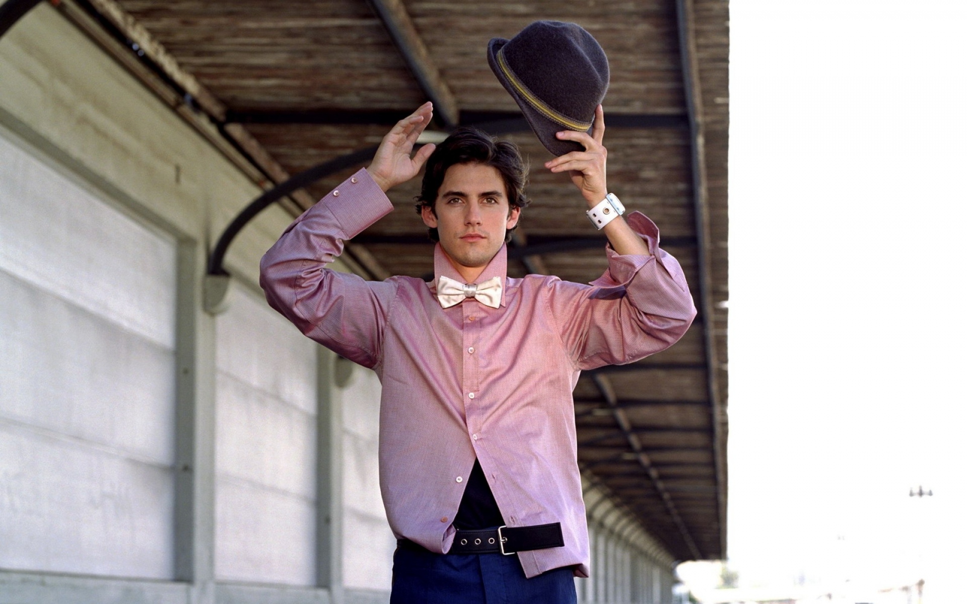 Картинки Milo ventimiglia, брюнетка, рубашка, руки, шляпа, магия фото и обои на рабочий стол
