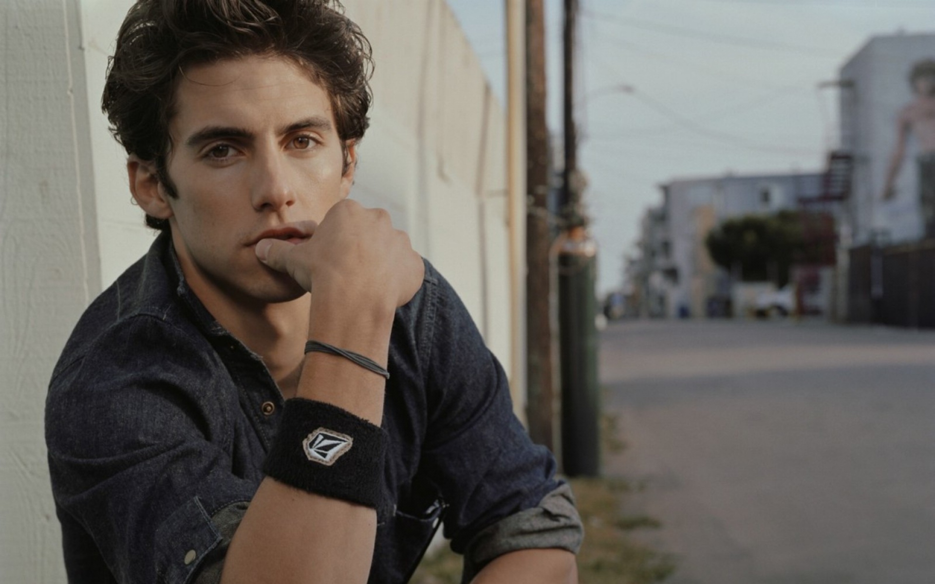Картинки Milo ventimiglia, брюнетка, руки, часы, повязка фото и обои на рабочий стол