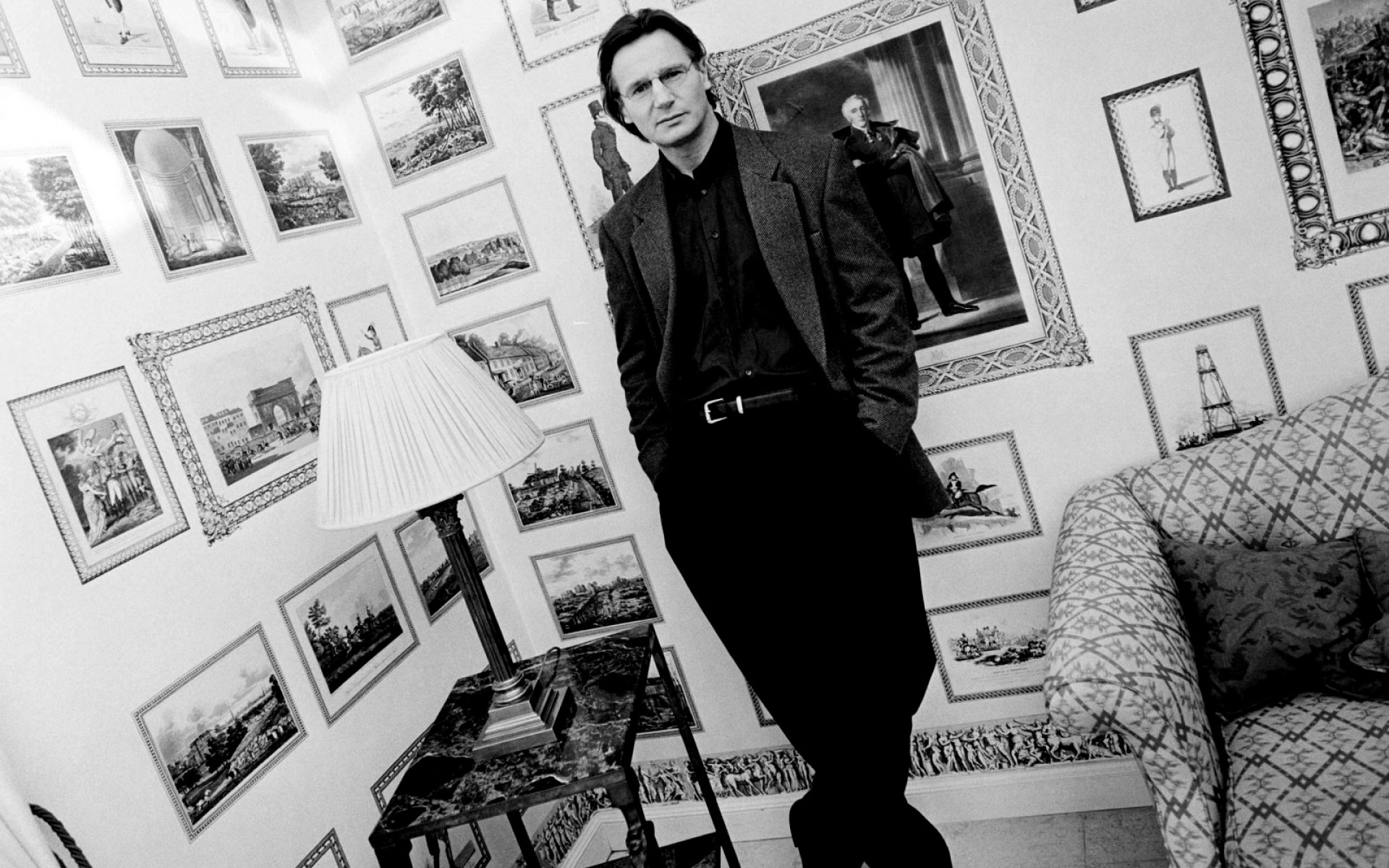 Картинки Liam neeson, мужчина, комната, стиль, смокинг, черный белый фото и обои на рабочий стол