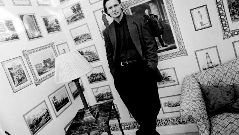 Liam neeson, мужчина, комната, стиль, смокинг, черный белый