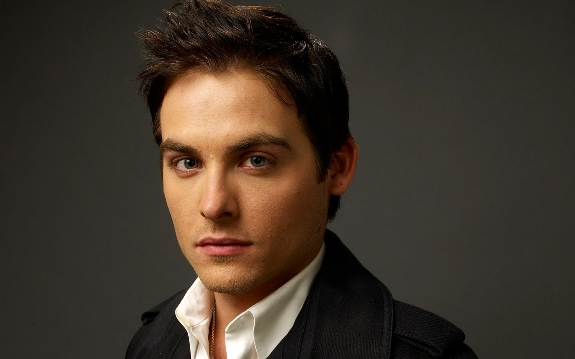 Картинки Kevin zegers, брюнетка, лицо, глаза, задумчивость фото и обои на рабочий стол