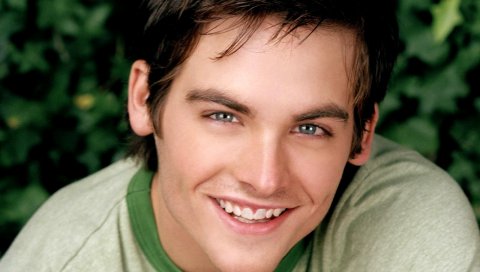 Kevin zegers, brunet, серые глаза, улыбка, эмоции, лицо