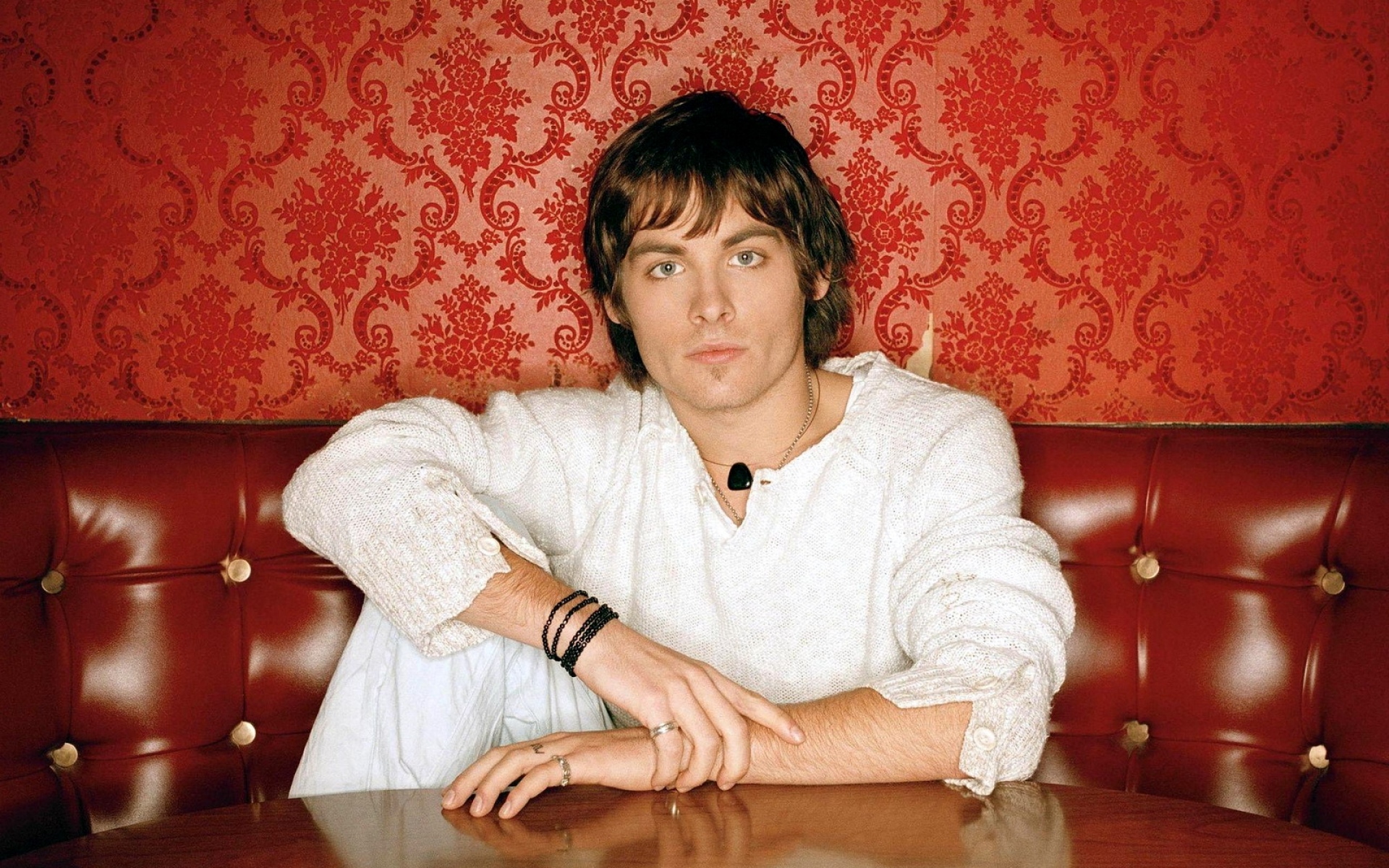 Картинки Kevin zegers, брюнет, куртка, браслет, взгляд, длинные волосы фото и обои на рабочий стол