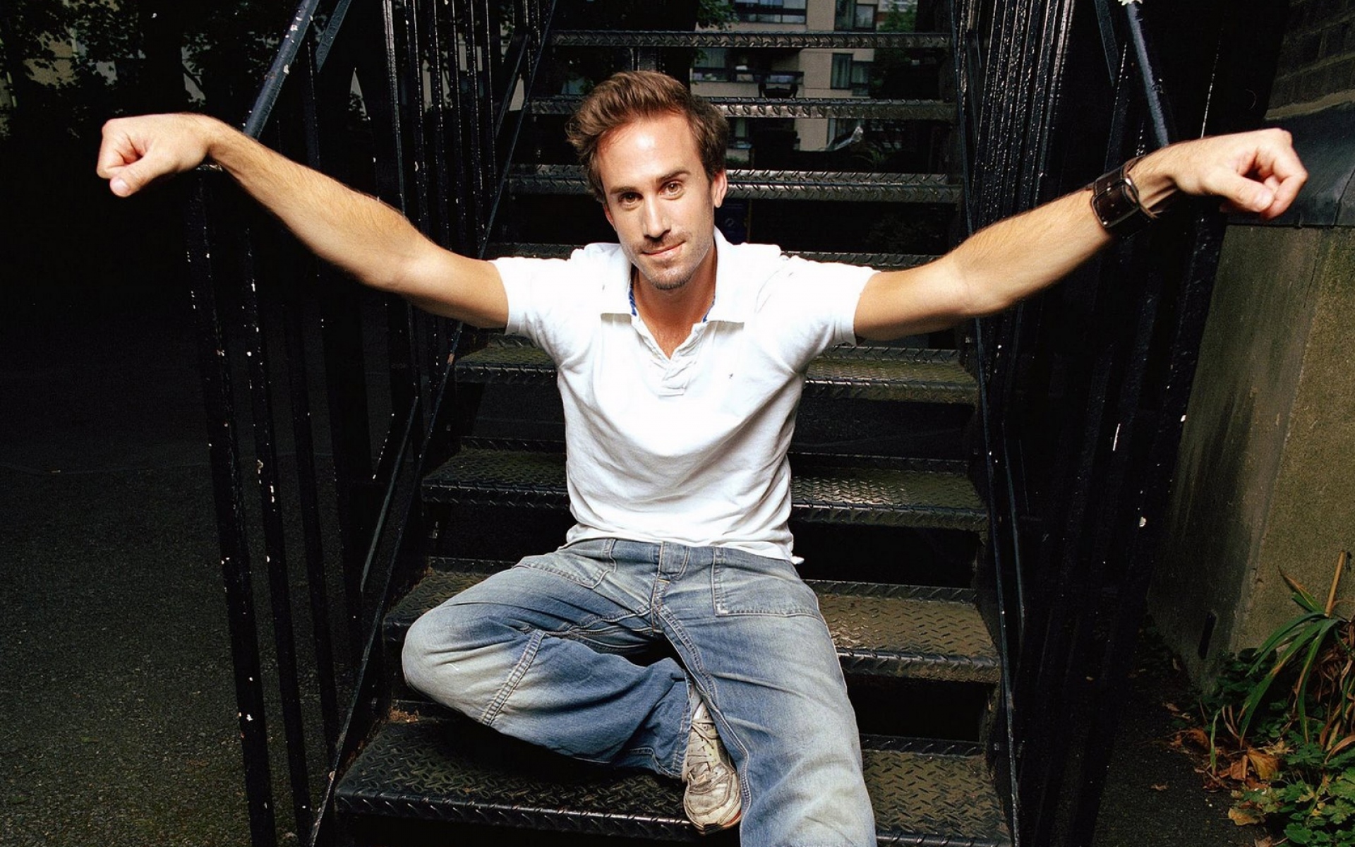 Картинки Joseph fiennes, брюнетка, лестницы, руки, рубашка, джинсы фото и обои на рабочий стол