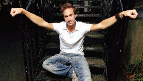 Joseph fiennes, брюнетка, лестницы, руки, рубашка, джинсы