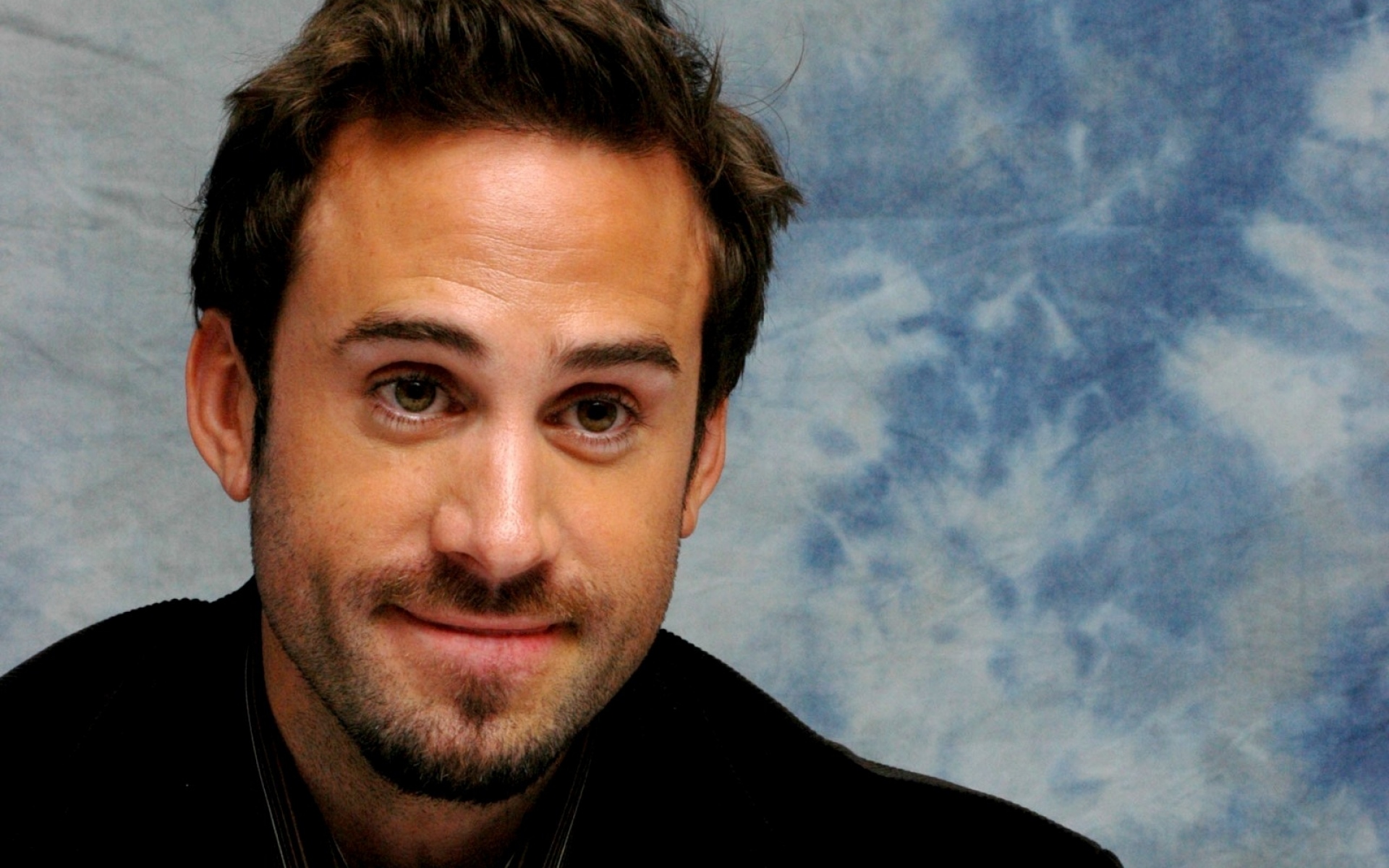Картинки Joseph fiennes, брюнетка, карие глаза, щетина, эмоции, веселье фото и обои на рабочий стол