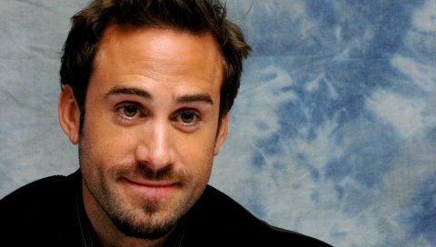 Joseph fiennes, брюнетка, карие глаза, щетина, эмоции, веселье
