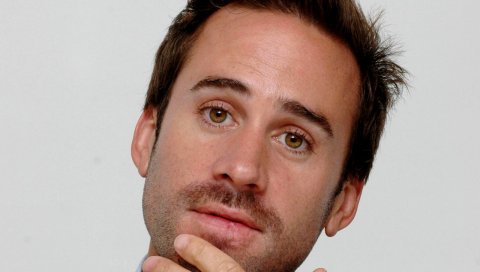 Joseph fiennes, брюнетка, карие глаза, актер, улыбка, руки