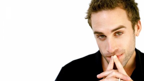 Joseph fiennes, брюнетка, карие глаза, рука, жест, улыбка