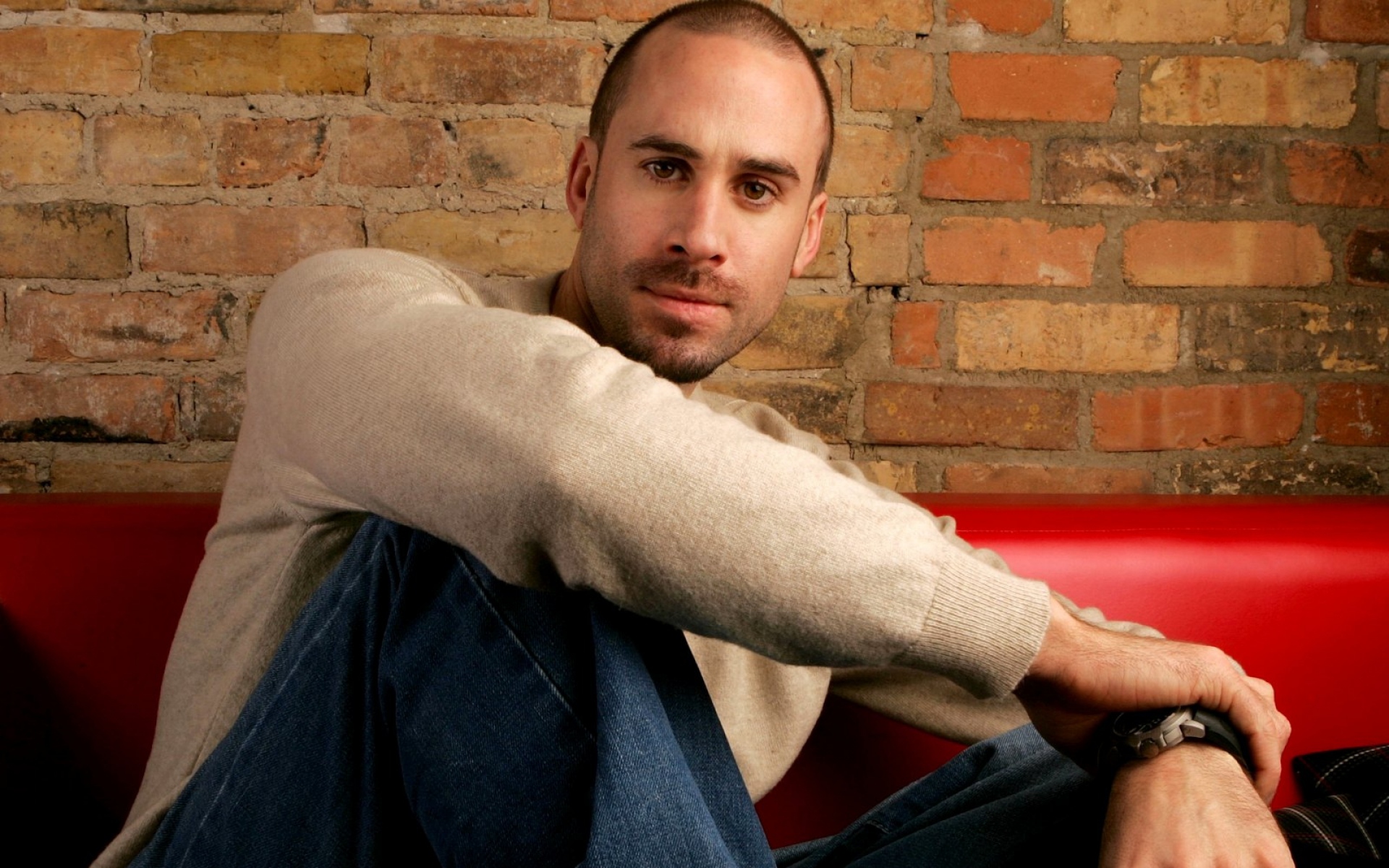 Картинки Joseph fiennes, брюнетка, жест, диван, мужчина, куртка, стиль, фотосессия фото и обои на рабочий стол