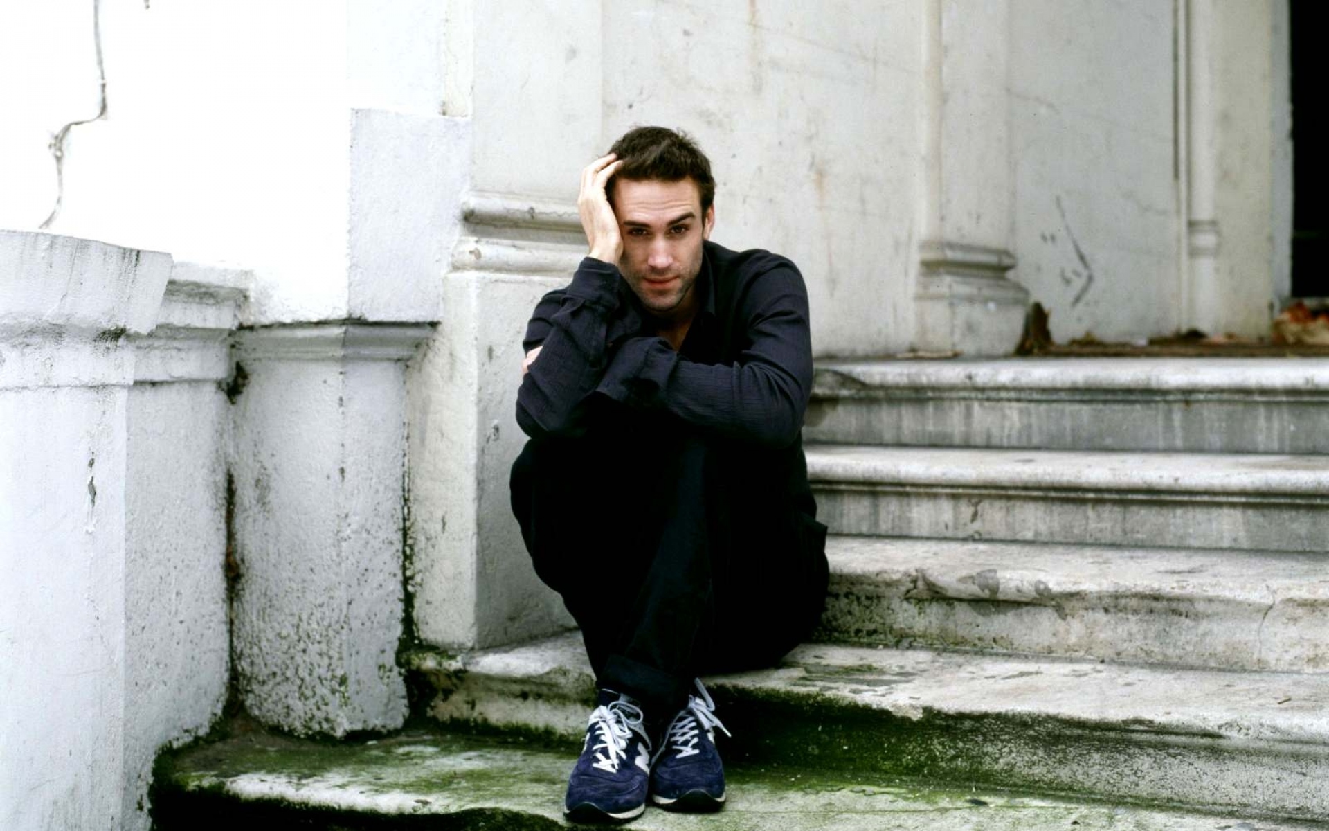 Картинки Joseph fiennes, брюнетка, актер, шаги, фотосессия фото и обои на рабочий стол