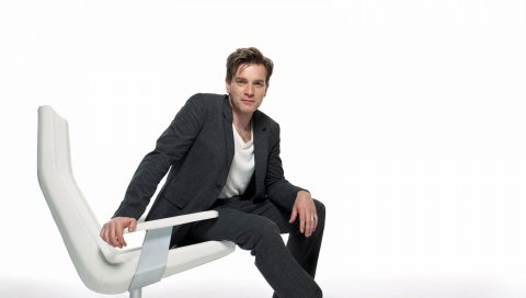 Ewan mcgregor, светлые волосы, брюки, куртка, стул, фотосессия