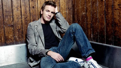 Ewan mcgregor, брюнетка, куртка, джинсы, кроссовки, фотосессия