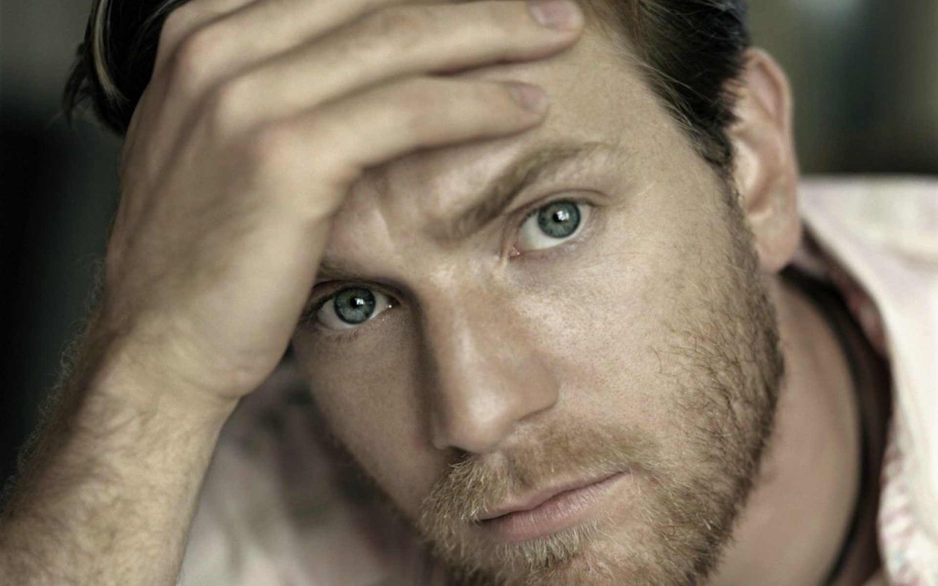 Картинки Ewan mcgregor, брюнетка, голубые глаза, щетина, лицо фото и обои на рабочий стол